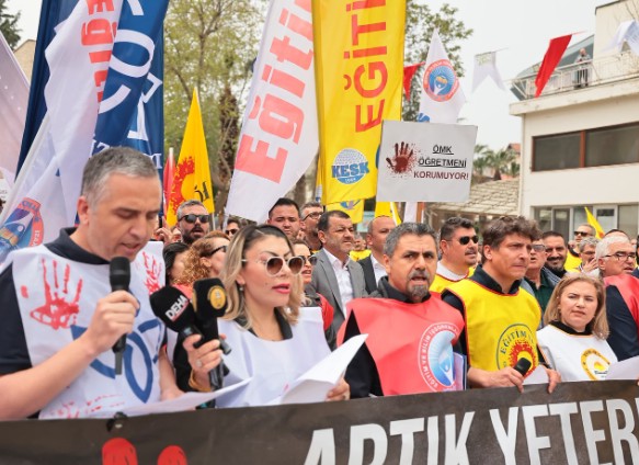 Öğretmenler Ayakta!